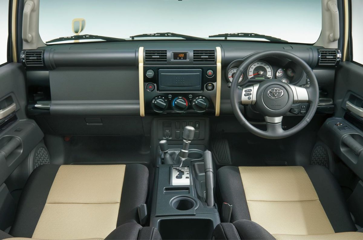 Toyota FJ Cruiser Final Edition interior 